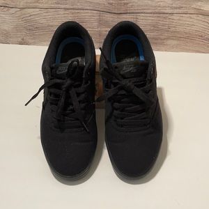 Nike SB skateboarding shoes black boys youth size 5